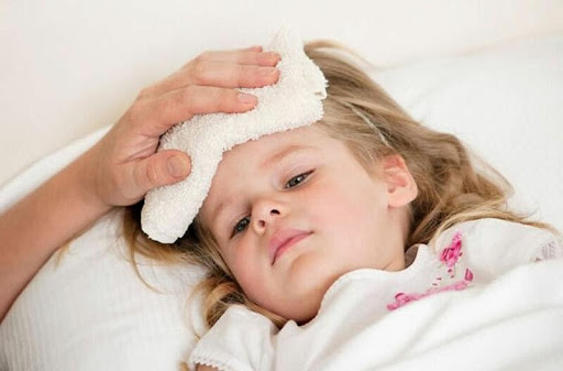Có nhiều phương pháp hạ sốt cho trẻ khi sốt chân tay lạnh